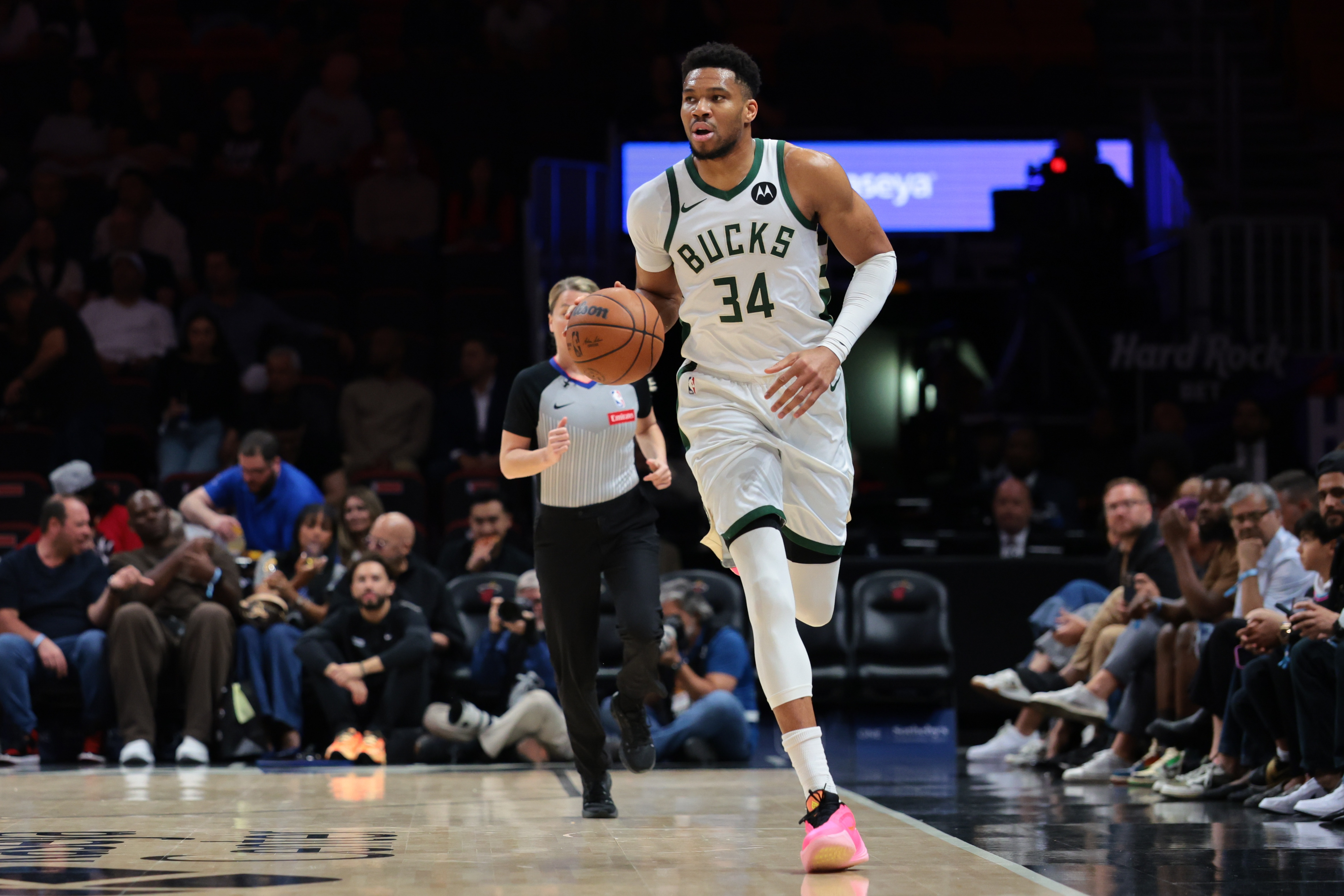 kaiyun.com-身手全能！字母哥半场15中7砍下18分11板5助 罚球5中4