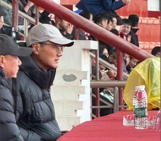 开云-大河报：国足主帅邵佳一现场观战河南vs云南，考察球员表现